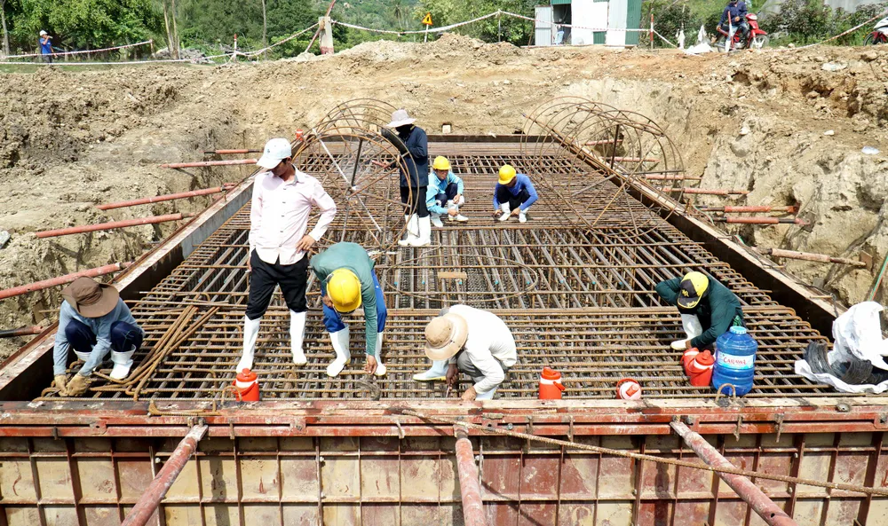 Ngoài đảm bảo tiến độ và chất lượng công trình, Ban quản lý dự rất quan tâm chăm lo đến đời sống của cán bộ nhân viên đang công tác tại hiện trường. Mặc dù văn phòng đặt tại nơi cách xa trung tâm, vận chuyển trang thiết bị khó khăn nhưng ban điều hành vẫn được xây dựng khang trang, mua sắm đầy đủ trang thiết bị máy lạnh, ti vi, máy giặt… Ngoài đảm bảo tiến độ và chất lượng công trình, Ban quản lý dự rất quan tâm chăm lo đến đời sống của cán bộ nhân viên đang công tác tại hiện trường. Mặc dù văn phòng đặt tại nơi cách xa trung tâm, vận chuyển trang thiết bị khó khăn nhưng ban điều hành vẫn được xây dựng khang trang, mua sắm đầy đủ trang thiết bị máy lạnh, ti vi, máy giặt…