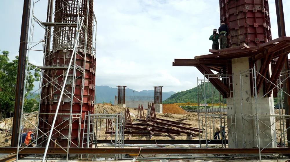 Tại công trường thi công cầu Km56 trên địa bàn xã Cam Thịnh Tây, TP Cam Ranh (Khánh Hòa), hàng chục công nhân đang thi công phần trụ của cây cầu dài gần 1 km này. Tiếng máy ép cọc nhồi, hàn xì vang chát chúa. Đây là cây cầu có quy mô lớn, kỹ thuật thi công phức tạp, thời gian thi công dài và là đường găng tiến độ dự án. Tại công trường thi công cầu Km56 trên địa bàn xã Cam Thịnh Tây, TP Cam Ranh (Khánh Hòa), hàng chục công nhân đang thi công phần trụ của cây cầu dài gần 1 km này. Tiếng máy ép cọc nhồi, hàn xì vang chát chúa. Đây là cây cầu có quy mô lớn, kỹ thuật thi công phức tạp, thời gian thi công dài và là đường găng tiến độ dự án.