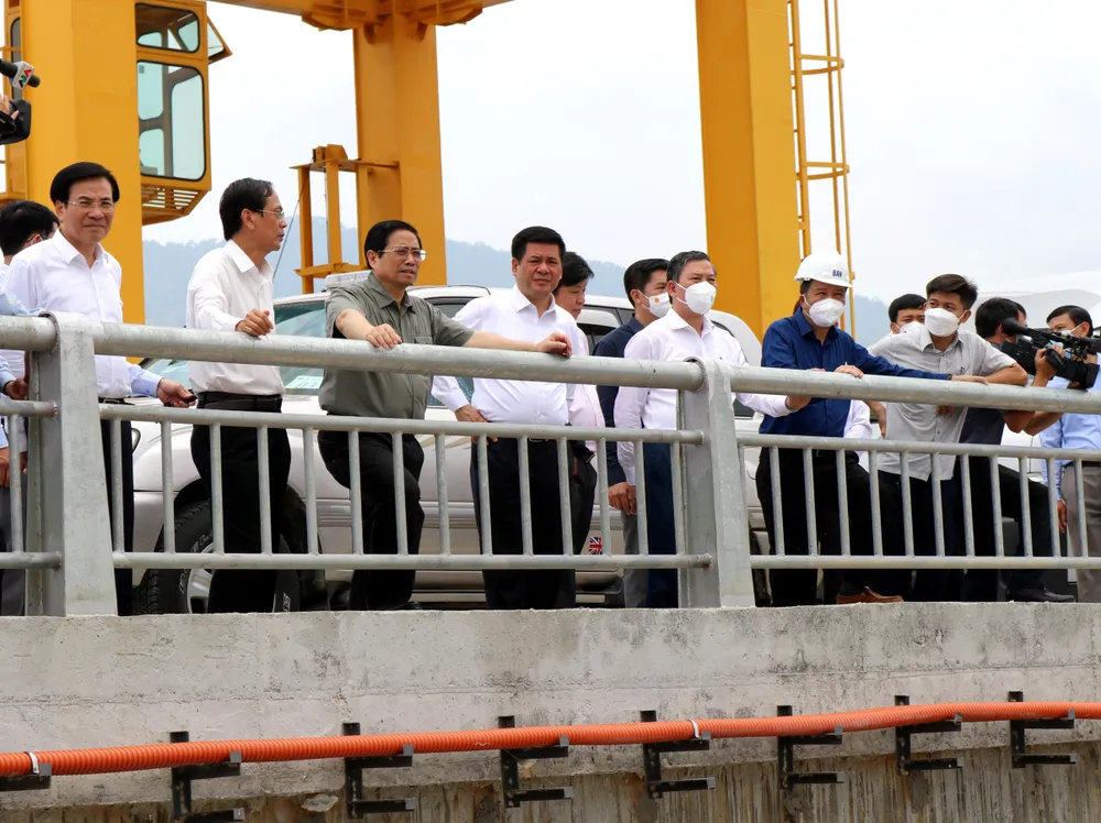 TTThủ tướng Phạm Minh Chính kiểm tra cụm công trình hồ chứa nước Sông Cái. Ảnh: NGUYỄN THÀNH.