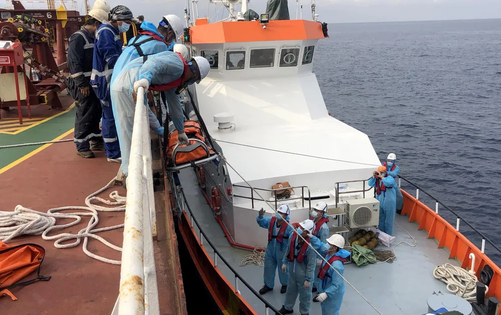 Thuyền viên nước ngoài được đưa xuống tàu cứu nạn SAR27-01 để đưa vào đất liền cấp cứu. Ảnh: NT.