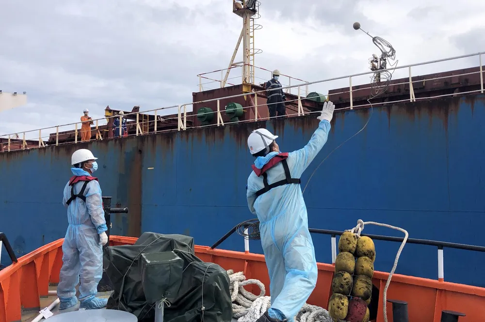 Tàu cứu nạn SAR27-01 tiếp cận tàu ALPHA AFOVOS. Ảnh: NT.