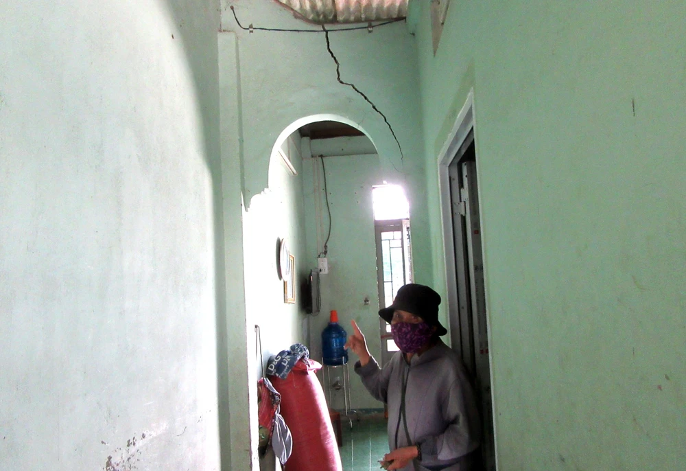 Nhà người dân ở xã Nhơn Sơn bị nứt do thi công Quốc lộ 27. Ảnh: NT.