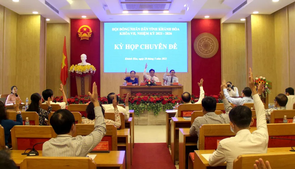Đại biểu HĐND tỉnh Khánh Hòa biểu quyết thông qua nghị quyết. Ảnh: HĐND KHÁNH HÒA.