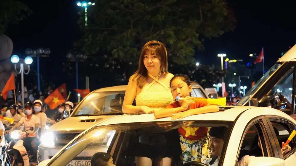 Cổ động viên xuống đường ăn mừng huy chương vàng SEA Game bóng đá nam.