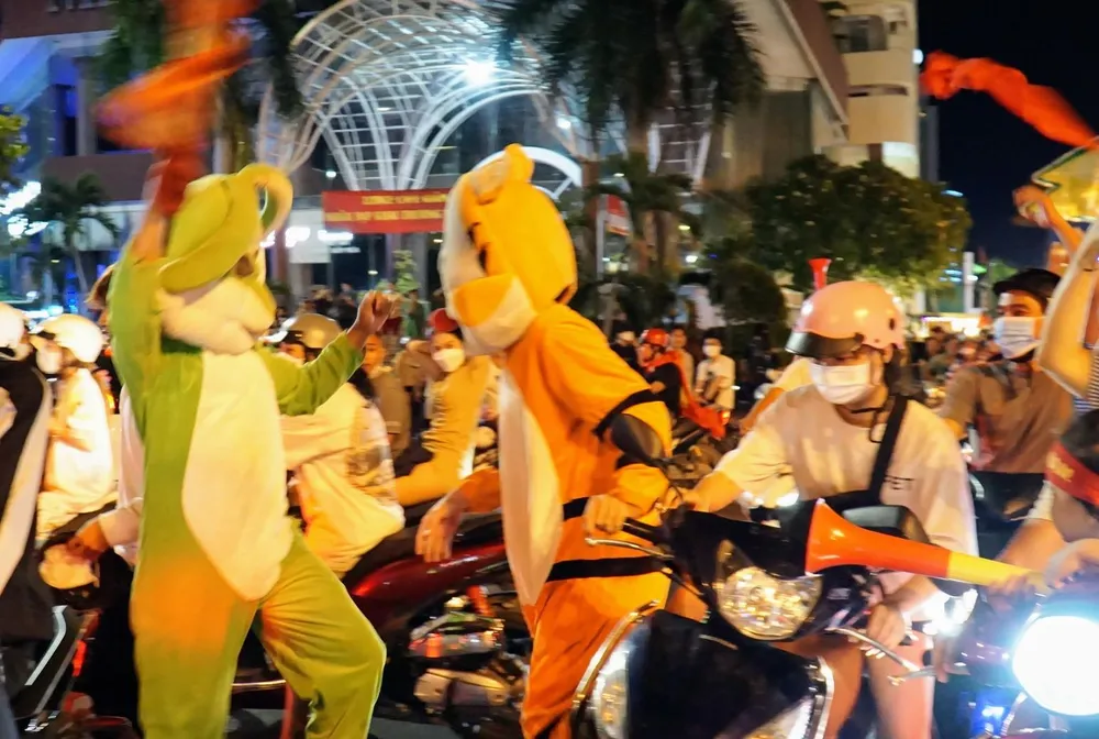 Cổ động viên nhảy múa trên đường Lê Thánh Tôn.