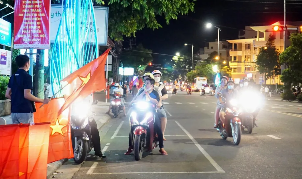 Một số người bán cờ kèn cho người dân đi ăn mừng.