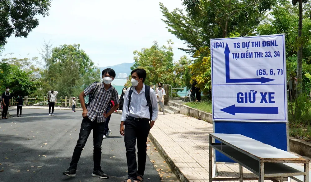 Các thí sinh đánh giá đề thi đợt 2 dài và khó hơn đợt 1. Ảnh: HUỲNH HẢI.