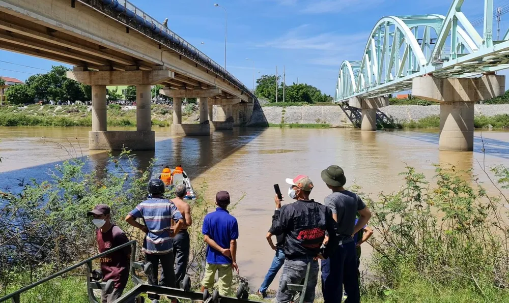 Lực lượng chức năng đang tìm kiếm nạn nhân. Ảnh: ĐK.