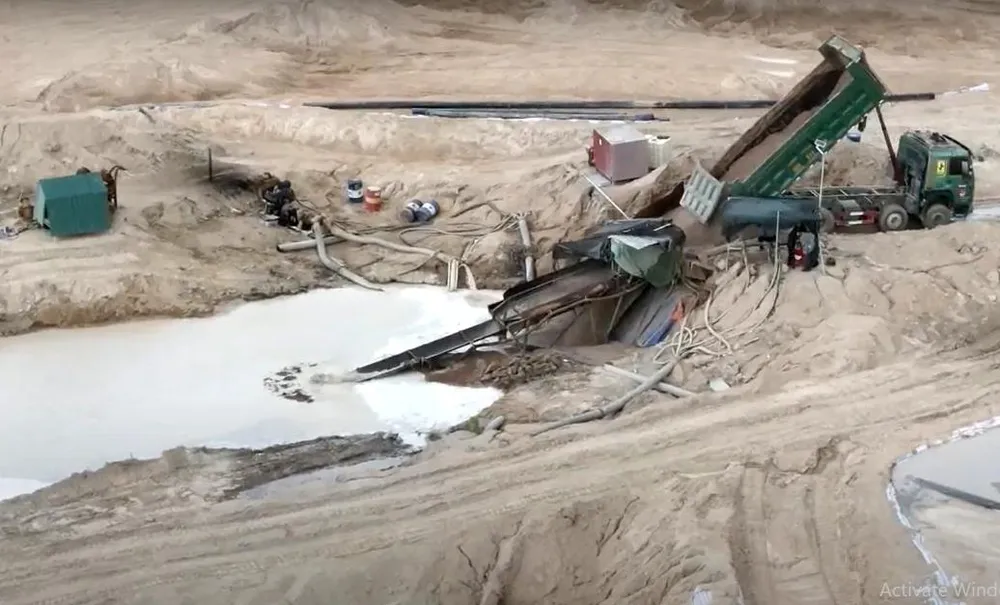 Chủ đầu tư KCN Phước Nam tổ chức sàng rửa cát ngay trong KCN. Ảnh: HH.