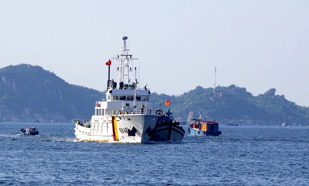 Tàu KN465 lai kéo tàu cá BTh- 99367 TS vào bờ an toàn. Ảnh: NGUYỄN NAM Tàu KN465 lai kéo tàu cá BTh- 99367 TS vào bờ an toàn. Ảnh: NGUYỄN NAM