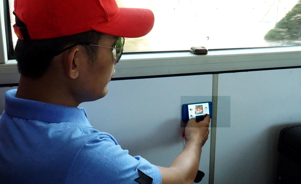 Xe cũng hệ thống thuyết minh tự động dựa vào định vị GPS, bao gồm 9 ngôn ngữ để du khách lựa chọn. Du khách nước ngoài có thể nghe giới thiệu về địa điểm tham quan mà xe đi qua bằng máy chuyển đổi âm thanh.