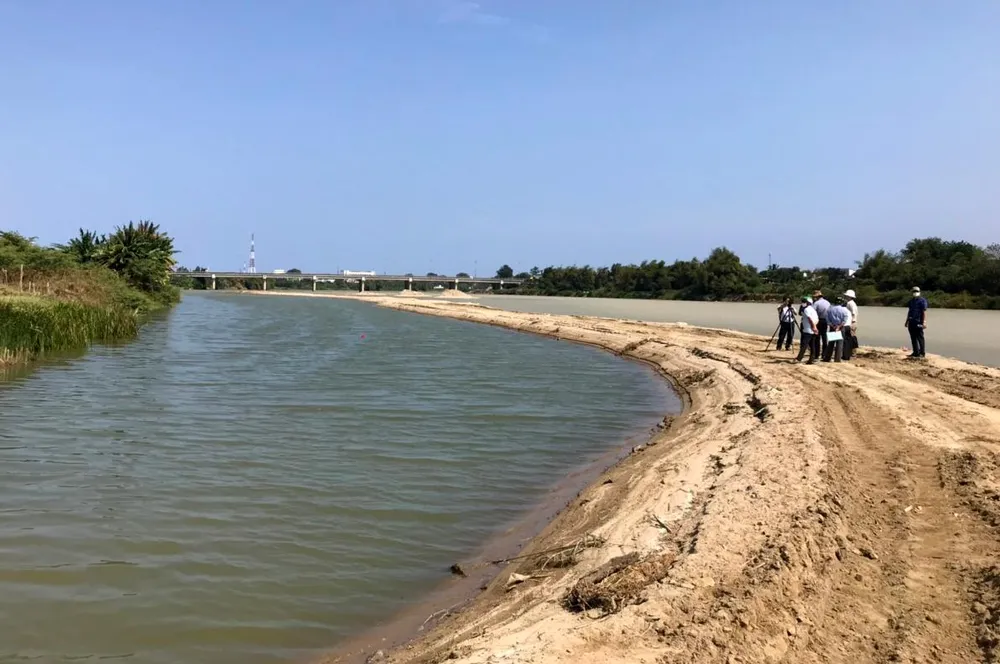 Mỏ cát trên sông Dinh của Vũ Thành Nam. Ảnh: NT.