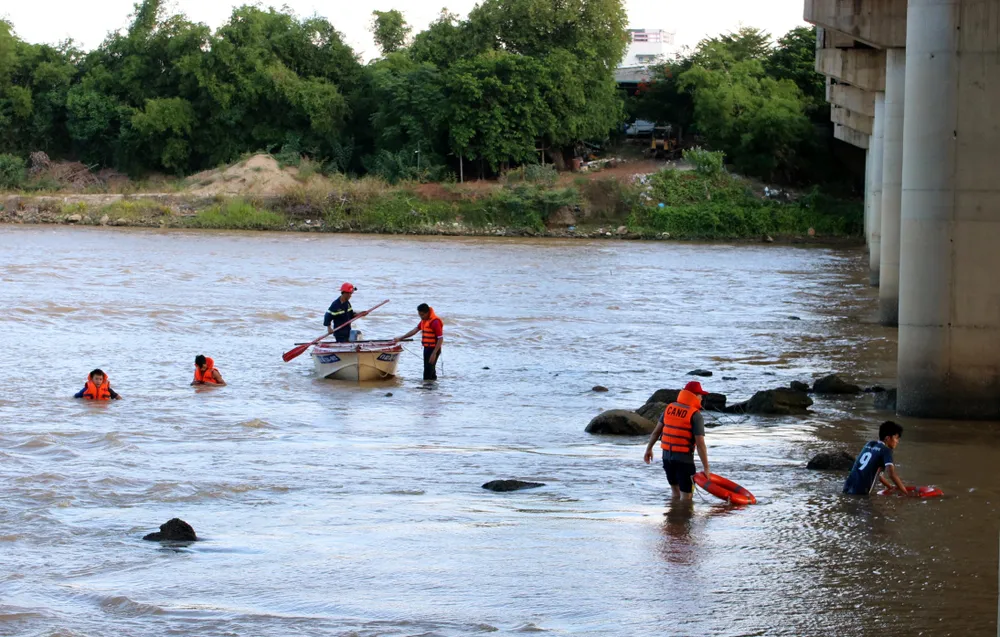 Lực lượng chức năng vẫn đang tích cực tìm kiếm nam thanh niên nhảy xuống sông Dinh. Ảnh: TN