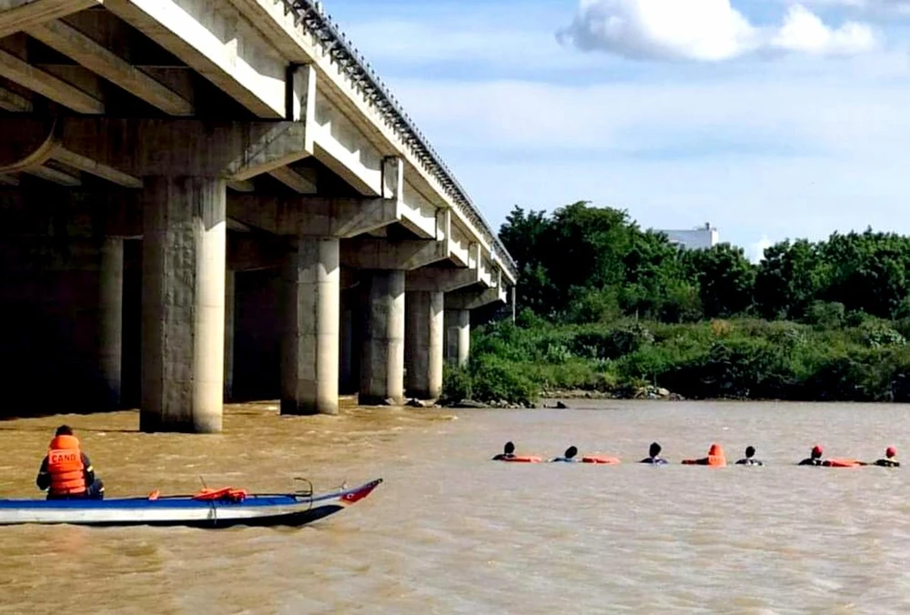 Lực lượng tìm kiếm đã vớt được thi thể thanh niên nhảy xuống sông Dinh. Ảnh: PCCC