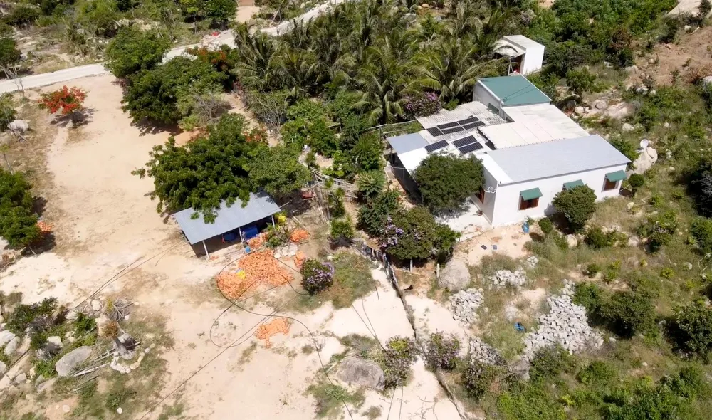 Người dân chiếm đất công, xây dựng nhà trái phép tại khu vực Bãi Đá Trứng. Ảnh: HỮU PHƯƠNG.