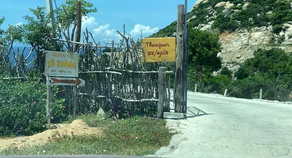 Các điểm kinh doanh tự mở đường bê tông nối với Tỉnh lộ 701 để bán vé cho khách tham quan. Ảnh: HỮU PHƯƠNG.