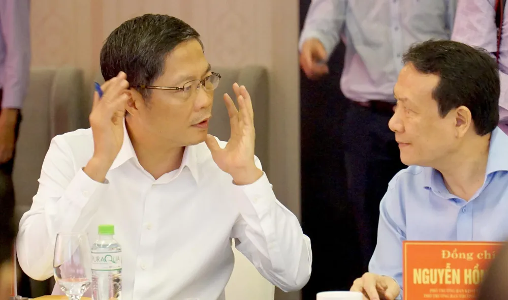 Trưởng Ban Kinh tế Trung ương Trần Tuấn Anh thảo luận tại tọa đàm. Ảnh: HUỲNH HẢI.