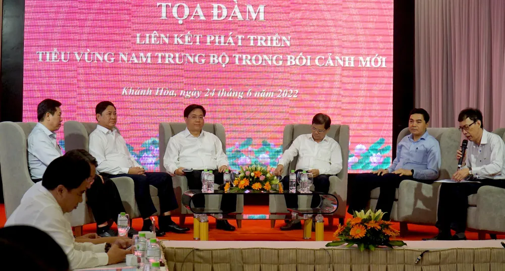 Lãnh đạo bốn tỉnh Nam Trung bộ tham gia tọa đàm. Ảnh: HUỲNH HẢI.