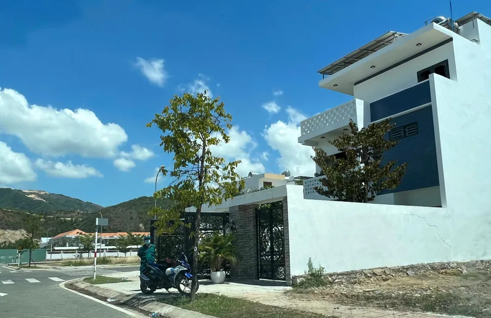 Căn biệt thự đang được lực lượng chức năng phong tỏa. Ảnh: HH.