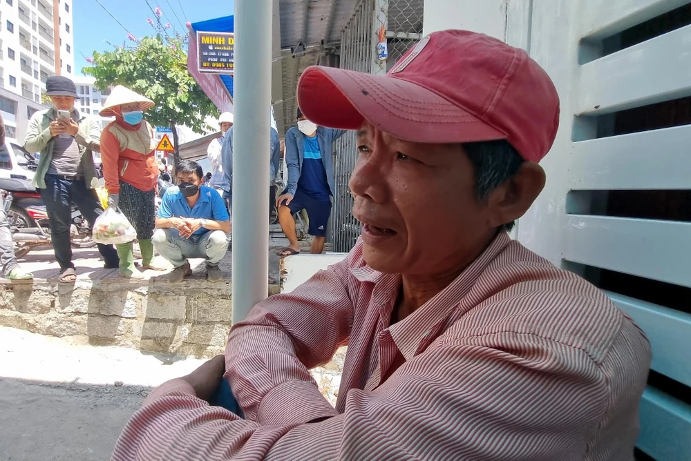 Ông Tuấn nghẹn ngào kể lúc hai đồng nghiệp bị nạn. Ảnh: TN