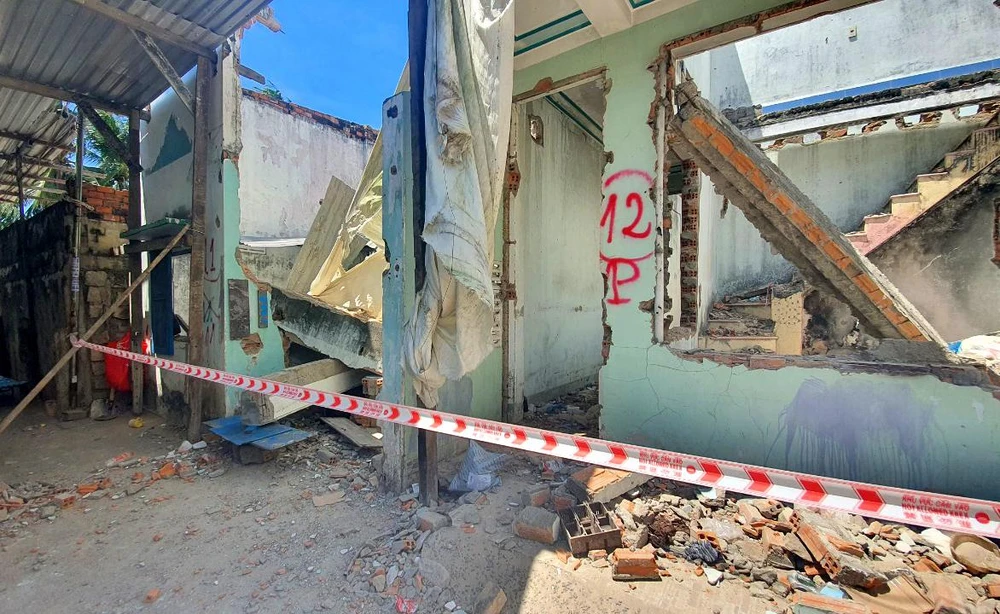 Hiện trường vụ sập nhà đang tháo dỡ khiến một công nhân tử vong. Ảnh: HUỲNH HẢI
