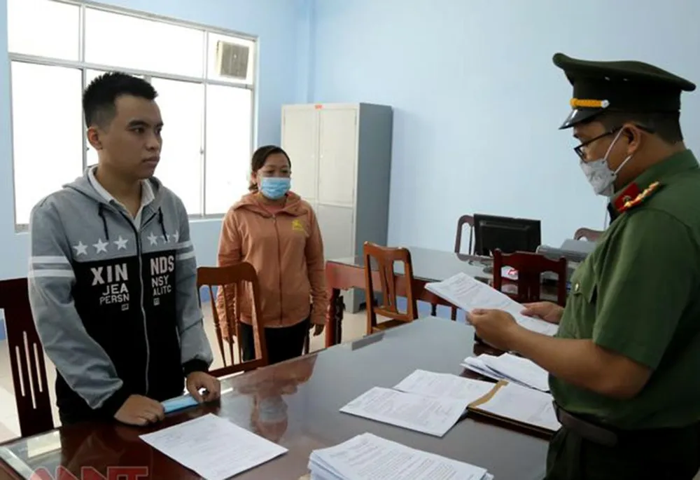 Công an tống đạt quyết định khởi tố đối với Lâm Văn Bình. Ảnh: CÔNG AN NINH THUẬN.