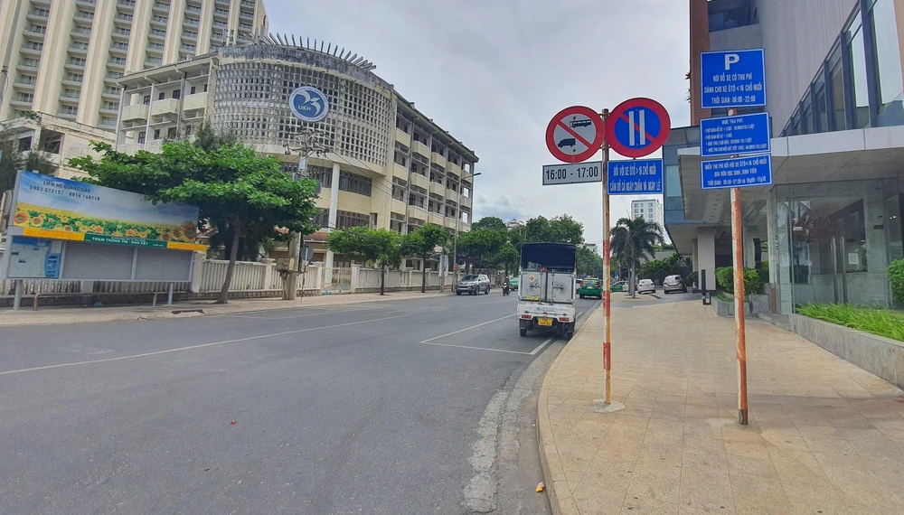Các tuyến phố ở Nha Trang được gắn biển báo cấm dừng đỗ theo ngày chẵn, ngày lẻ. Ảnh: HH.