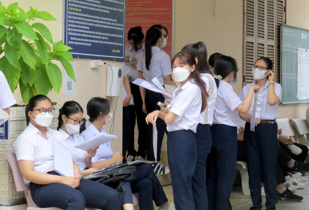Các thí sinh ôn lại bài trước khi vào phòng thi tại điểm thi trường Lý Tự Trọng, TP Nha Trang. Ảnh: BT.