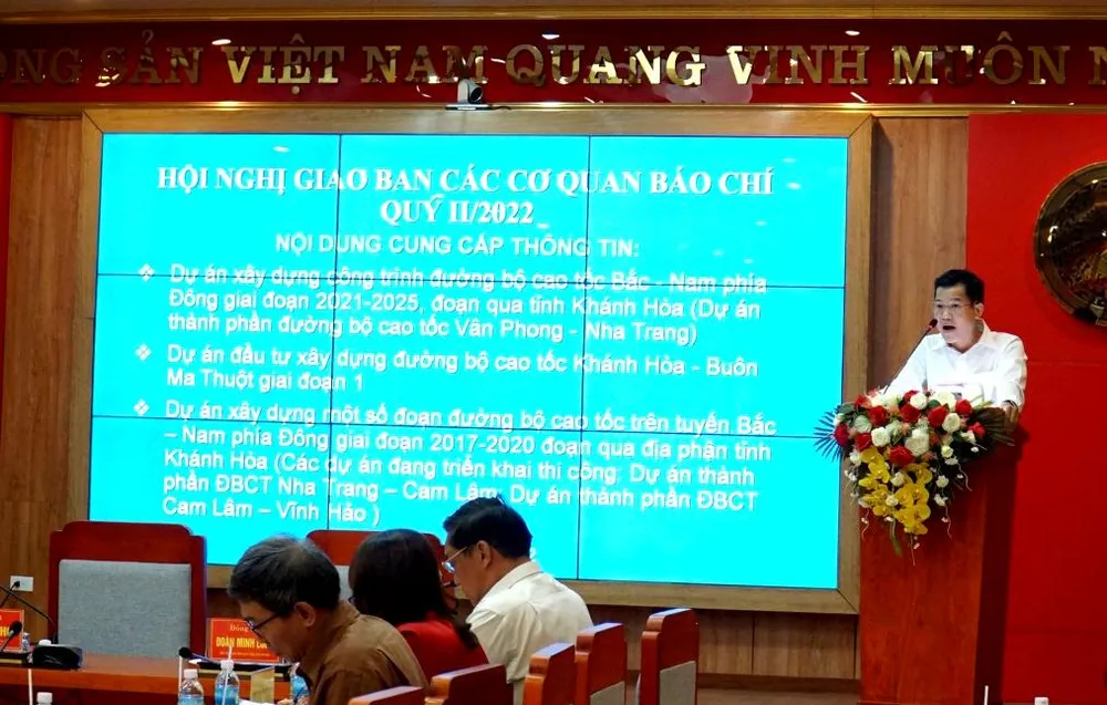 Ông Nguyễn Thanh Hiến thông tin về các dự án cao tốc trên địa bàn tỉnh Khánh Hòa. Ảnh: HH.