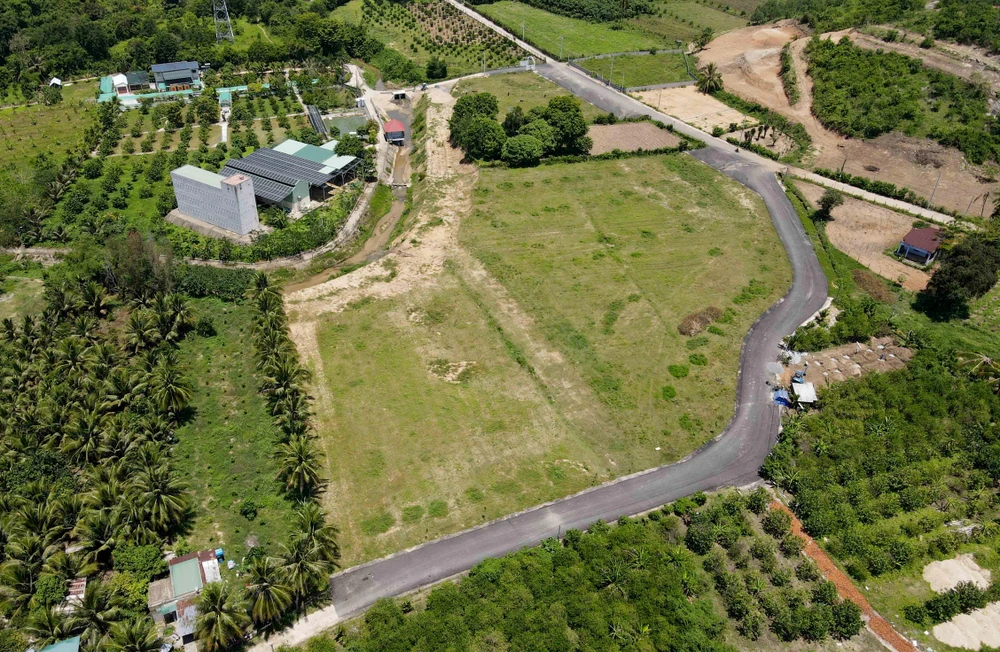 Công ty Trường Thành Khánh Hòa tự ý ủi đất rừng làm bãi đỗ xe và 240 m đường dẫn. Ảnh: HL.