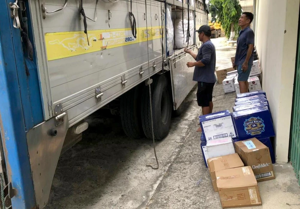 Công an Ninh Thuận phát hiện xe tải chở hơn 1.100 chai rượu ngoại giả. Ảnh: CÔNG AN.