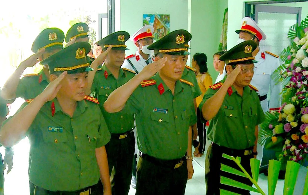 Ban Giám đốc Công an tỉnh Khánh Hòa đến viếng thượng úy Hoàng Văn Yên. Ảnh: HT