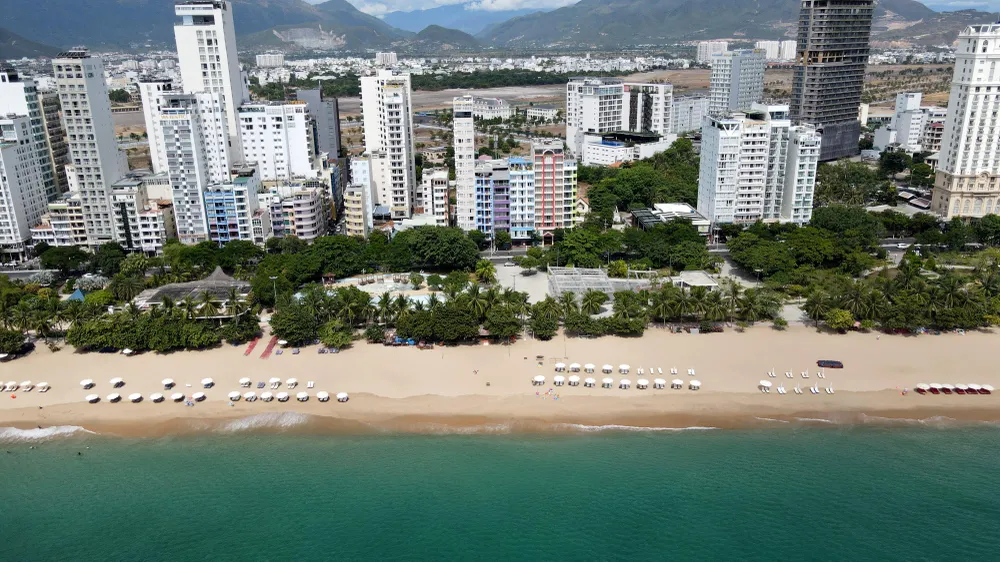 Dự án này được UBND tỉnh cho thuê đất có thu tiền 4.642 m2 để xây dựng các công trình nhà dịch vụ ăn nhanh, giải khát, sân khấu biểu diễn ngoài trời, khu phụ trợ biểu diễn sân khấu, khu dịch vụ hồ bơi, nhà hàng Nga, xây dựng công trình dịch vụ dưới lòng đất của nhà hàng Nga. Thời hạn thuê đất được tính từ ngày 1-12-2012 đến ngày 1-3-2042.