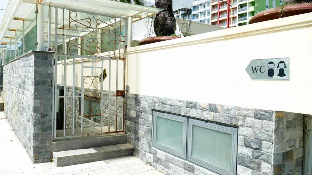 Các công trình nhà vệ sinh cũng khóa kỹ.