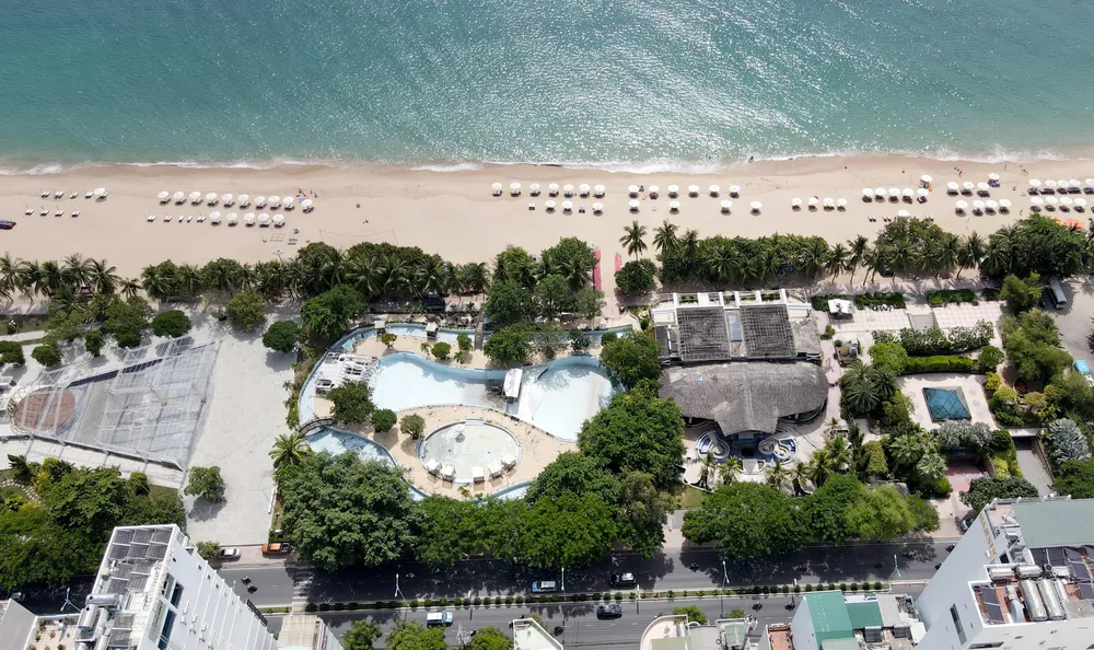 Khu đất này trước đây do Công ty TNHH MTV Du lịch Khánh Hòa sử dụng. Sau đó, UBND tỉnh Khánh Hòa đồng ý chủ trương cho công ty TNHH MTV Du lịch Khánh Hòa và Công ty TNHH Invest Park International INC liên doanh thành lập pháp nhân mới là Công ty TNHH Invest Park Nha Trang thực hiện dự án công viên Phù Đổng.