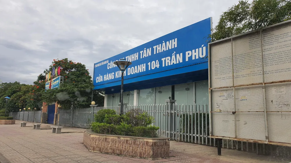 Các cơ quan chức năng nhiều lần ra thông báo trả lại đất nhưng doanh nghiệp không hợp tác. Ảnh: HUỲNH HẢI.