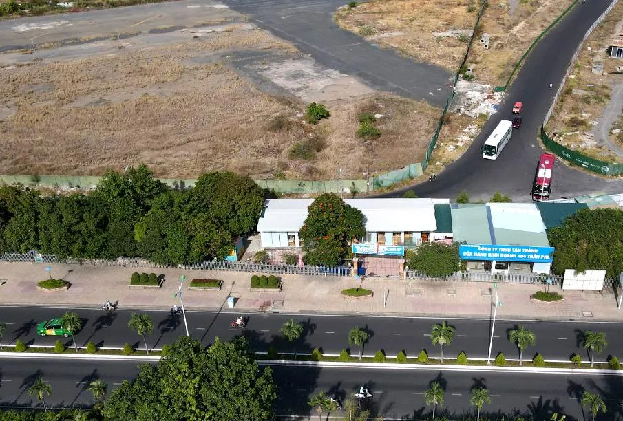 Công ty Tân Thành mở cơ sở kinh doanh trên khu đất chiếm dụng của sân bay Nha Trang cũ. Ảnh: HUỲNH HẢI.