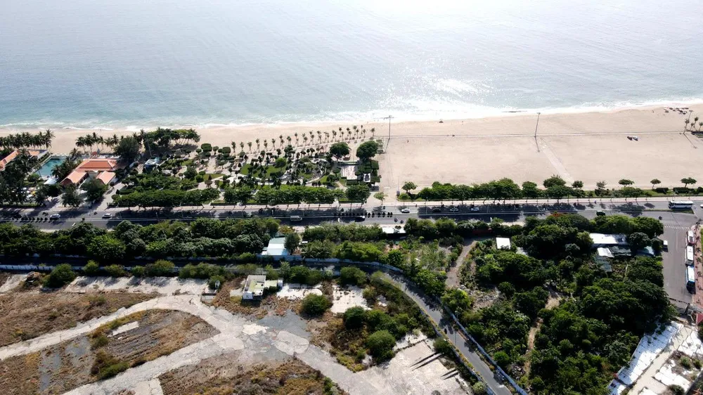 Hơn 6.400 m2 &quot;đất vàng&quot; dọc đường Trần Phú bị Công ty Tân Thành chiếm dụng. Ảnh: HUỲNH HẢI.