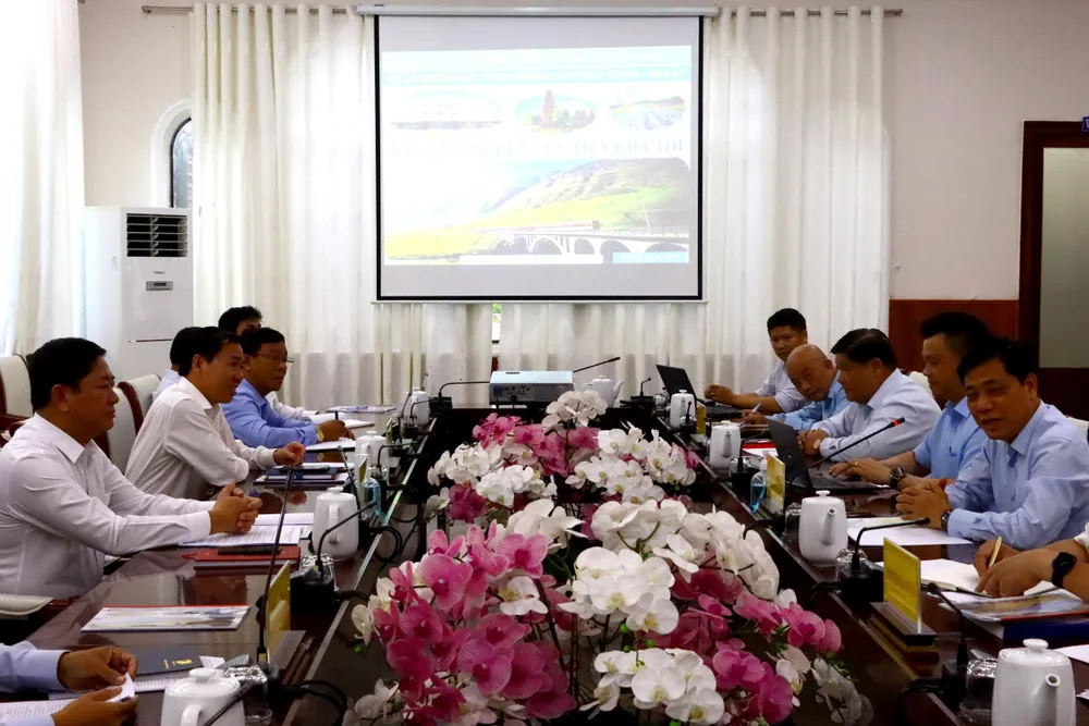 UBND tỉnh Ninh Thuận làm việc với đoàn công tác của Bộ GTVT. Ảnh: AT.