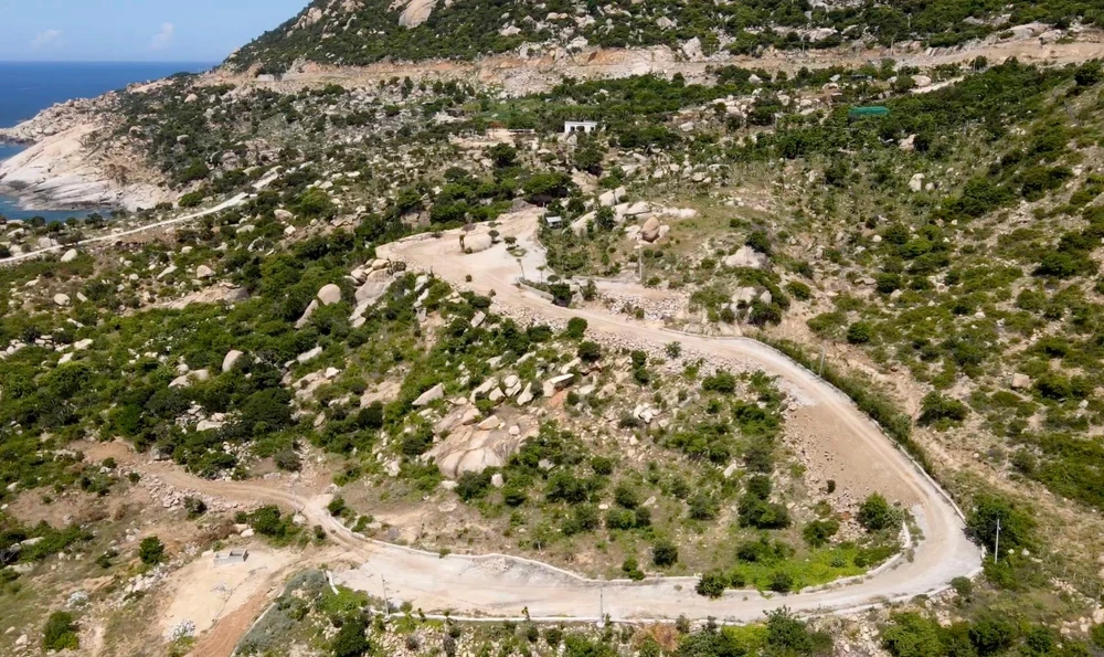 Tình trạng lấn chiếm, sang nhương đất dọc đường ven biển đoạn huyện Thuận Nam khá phức tạp. Ảnh: HP.