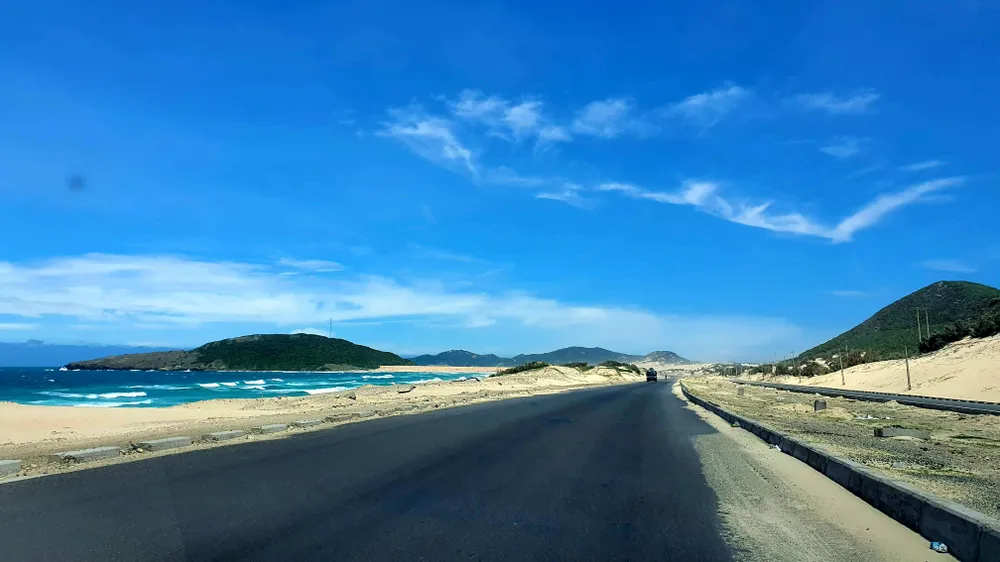 Khu vực Bắc Vân Phong sẽ phát triển các khu đô thị, sân bay.... Ảnh: HH.