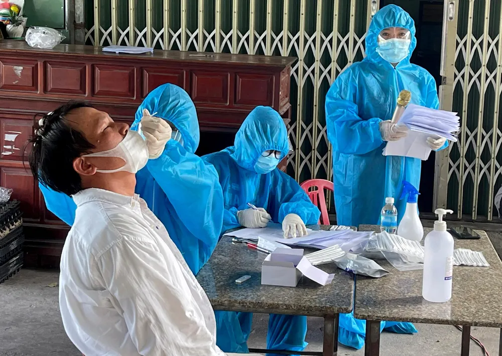 Lấy mẫu xét nghiệm COVID-19 tại tỉnh Khánh Hòa vào năm 2021. Ảnh: XN.