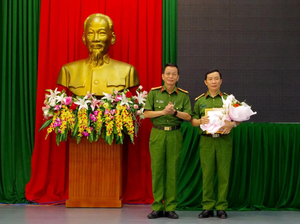 Đại tá Đào Anh Thơ trao hoa và quyết định khen thưởng cho đại diện Công an TP Phan Rang - Tháp Chàm. Ảnh: CÔNG AN