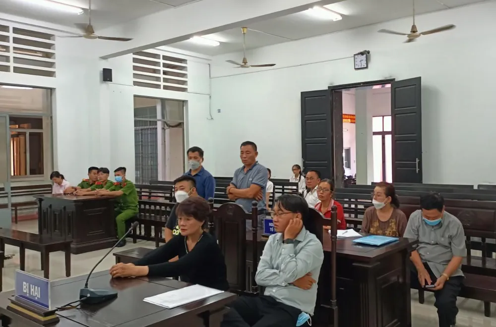 HĐXX đề nghị các bị hại cung cấp hồ sơ liên quan đến vụ án. Ảnh: HUỲNH HẢI