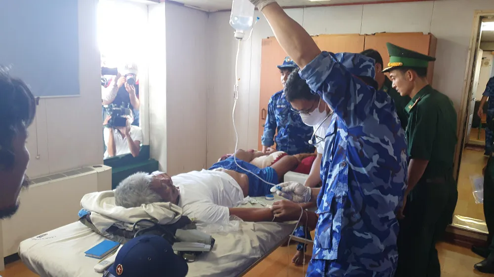 Ngư dân Trần Thuận Thanh bị thương được đưa đi cấp cứu. Ảnh: HH.