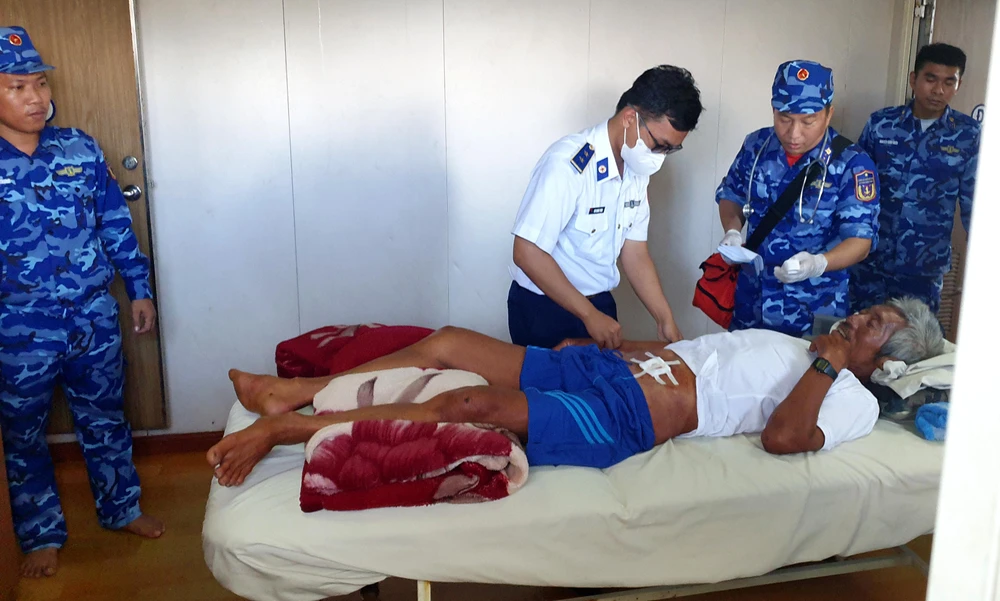 Ngư dân Trần Thuận Thanh (54 tuổi) bị kiệt sức, suy thận nặng. Ảnh: HH.