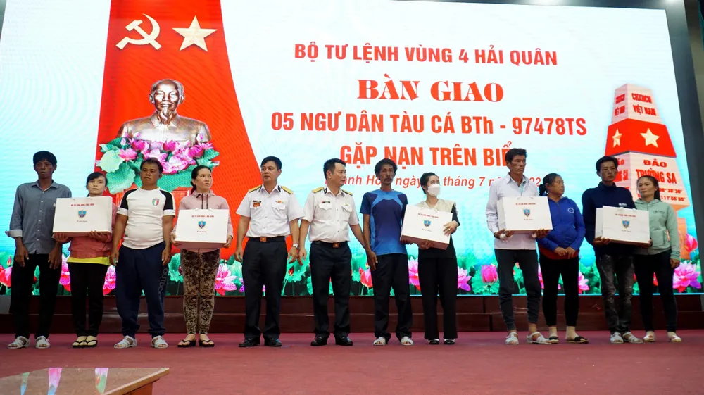 Vùng 4, Quân chủng Hải quân tặng quà và bàn giao các ngư dân. Ảnh: HUỲNH HẢI. Vùng 4, Quân chủng Hải quân tặng quà và bàn giao các ngư dân. Ảnh: HUỲNH HẢI.