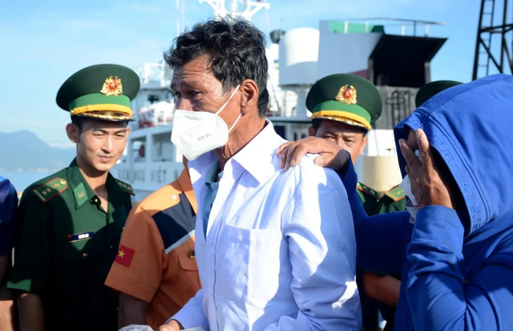 Bà Nguyễn Thị Hòa bật khóc khi đón chồng Nguyễn Văn Mỹ từ cõi chết trở về. Ảnh: THANH NHÃ. Bà Nguyễn Thị Hòa bật khóc khi đón chồng Nguyễn Văn Mỹ từ cõi chết trở về. Ảnh: THANH NHÃ.