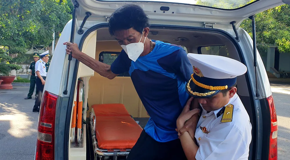 Thuyền trưởng Bùi Văn Toàn gần như kiệt sức sau 12 ngày trôi dạt trên biển. Ảnh: HUỲNH HẢI. Thuyền trưởng Bùi Văn Toàn gần như kiệt sức sau 12 ngày trôi dạt trên biển. Ảnh: HUỲNH HẢI.