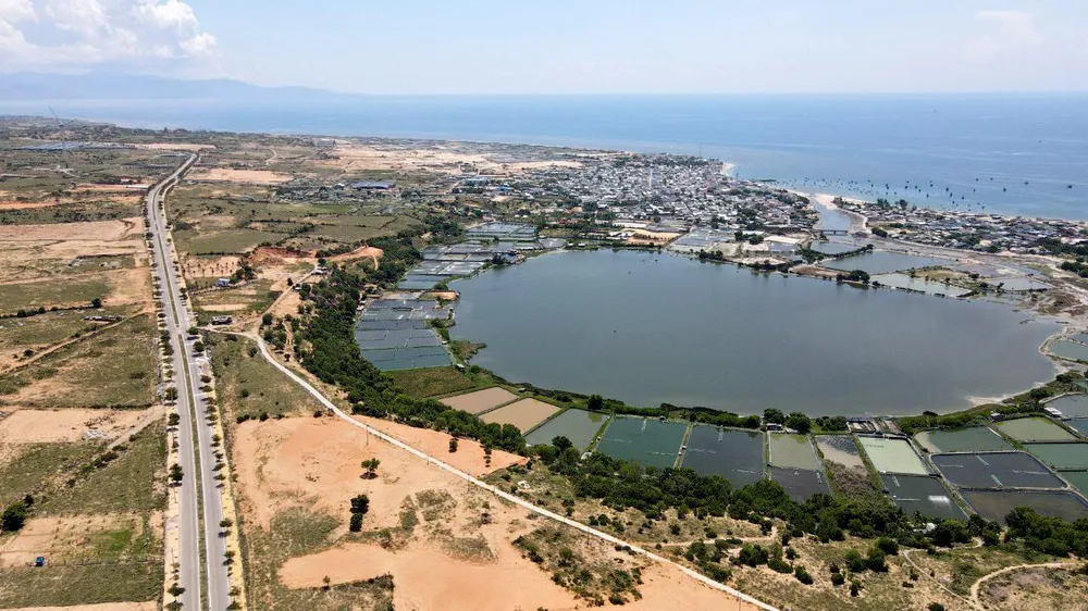 Đường tỉnh 701 ven biển là trục giao thông chính của khu vực Mũi Dinh. Ảnh: HUỲNH HẢI.